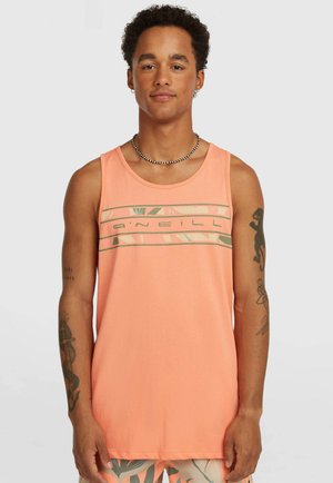 Marhuľový tielkový top bez rukávov s horizontálnym grafickým pásom v zelenej farbe s názvom značky, vyrobený z mäkkej bavlny.