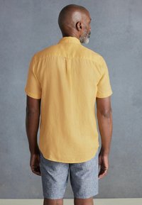Next SIGNATURE SHORT SLEEVE - Ing - yellow