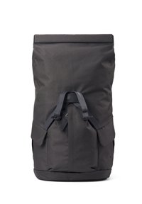 Schwarzer Rolltop-Rucksack mit zwei Seitentaschen, verstellbaren Trägern und einem strapazierfähigen, wasserabweisenden Stoff. Verfügt über ein minimalistisches Design.