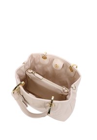 Borsa a mano in pelle beige con un ampio interno, hardware dorato e una tasca interna con zip. Texture liscia, design minimalista.
