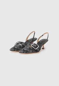 Fekete és ezüst színű pántos magassarkú cipő hegyes orral, texturált anyaggal és nagy, téglalap alakú csattal az elején. 5 cm-es sarok.