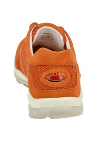 Oranje suede en mesh sneaker met een gevoerde witte zool en een merkdetail aan de zijkant. Kenmerkt zich door een afgeronde vorm en een gestructureerde bovenzijde.
