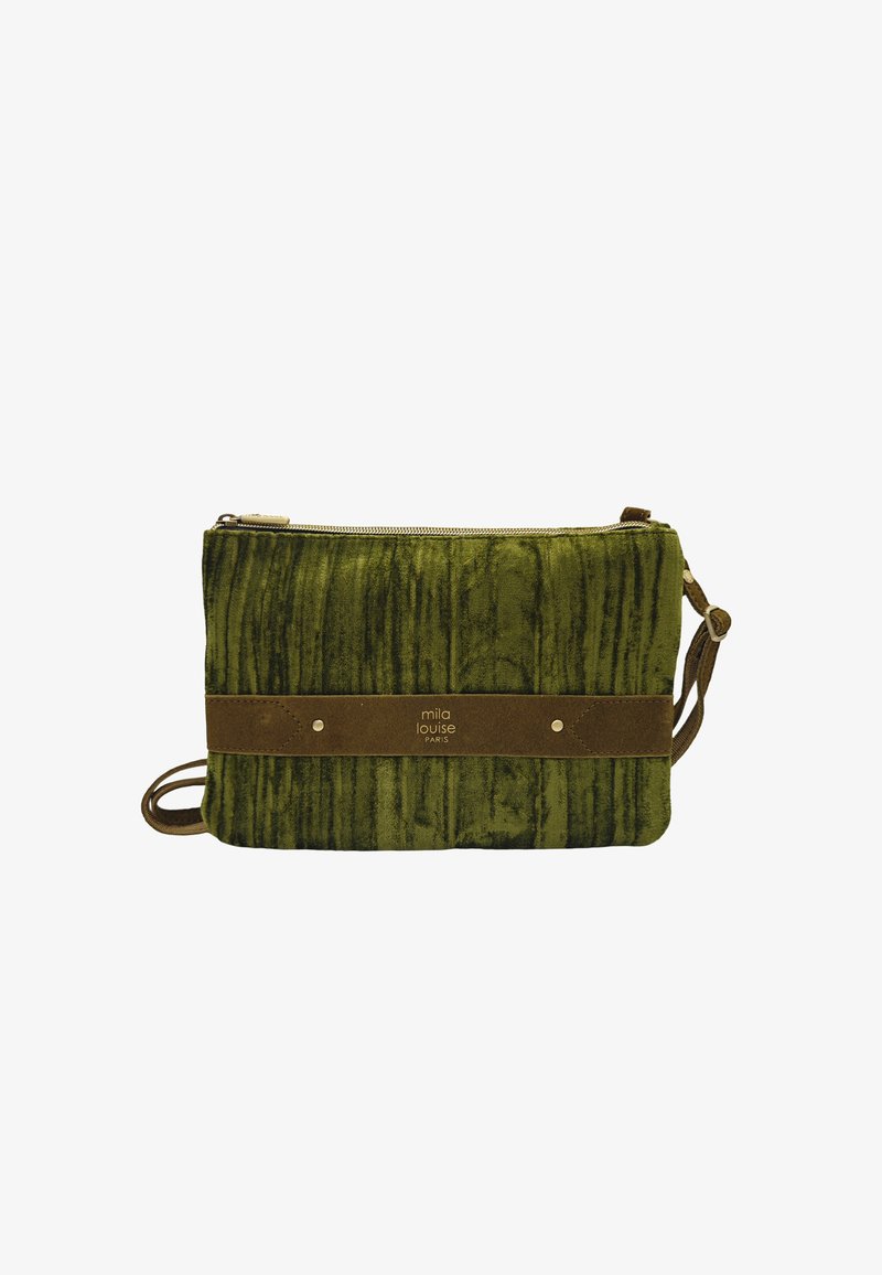Pochette en velours vert avec une finition texturée, dotée d'une sangle en daim marron et d'accents métalliques. Fermeture éclair sur le dessus.