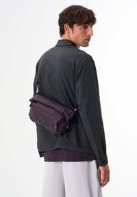 pinqponq AKSEL - Umhängetasche - pure plum