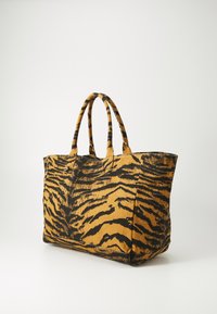 Tasche mit einem Tigerstreifenmuster in Schwarz und Orange, aus weichem Stoff gefertigt, mit zwei stabilen Griffen zum Tragen.
