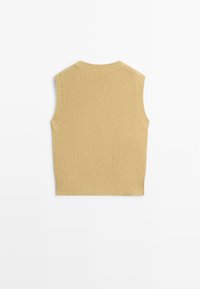 Veste sans manches beige en tricot avec des bords côtelés aux emmanchures, à l'encolure et à l'ourlet, vue de dos sur un fond blanc.