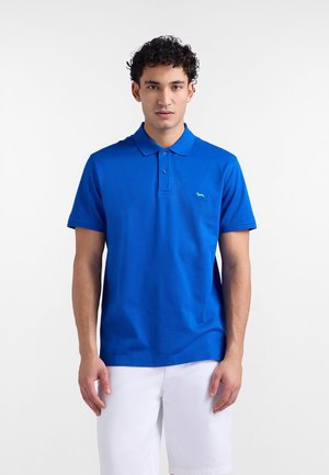 Polo blu in cotone con colletto classico, maniche corte e un piccolo logo verde sul petto. Tessuto liscio e design aderente.
