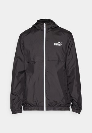 Chaqueta ligera negra con capucha, que presenta un cierre de cremallera en la parte delantera, puños elásticos y un logotipo blanco en el pecho. Textura satinada con un diseño compacto.