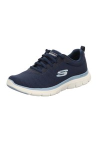 Scarpa sportiva blu navy con tomaia in mesh, superficie testurizzata e suola in gomma bianca. Presenta lacci e un logo sul lato. Design leggero.