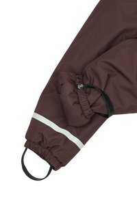 Barna vízálló kabátujj rugalmas mandzsettával, fekete pánttal és fehér fényvisszaverő csíkkal. Simább textúra funkcionális húzózsinór részlettel.