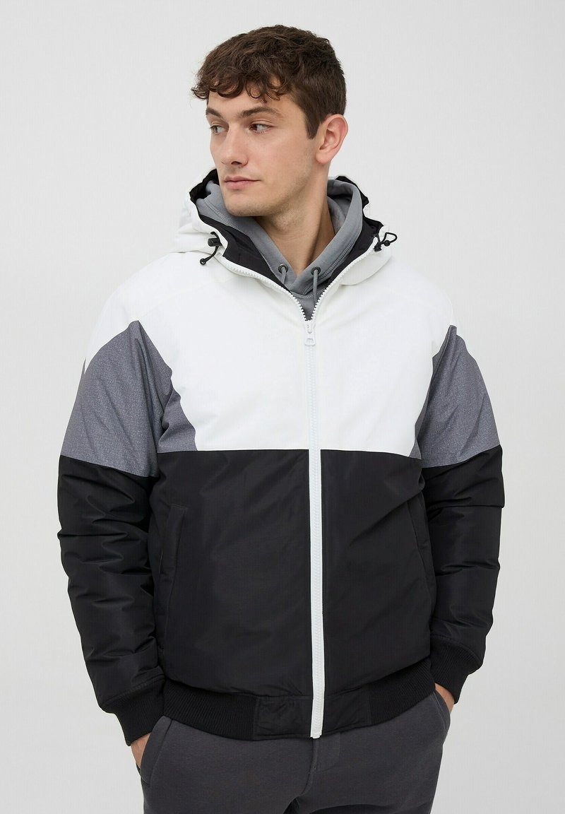 Giacca imbottita con chiusura a zip, cappuccio e design a blocchi di colore in bianco, grigio e nero con accenti in tessuto testurizzato.