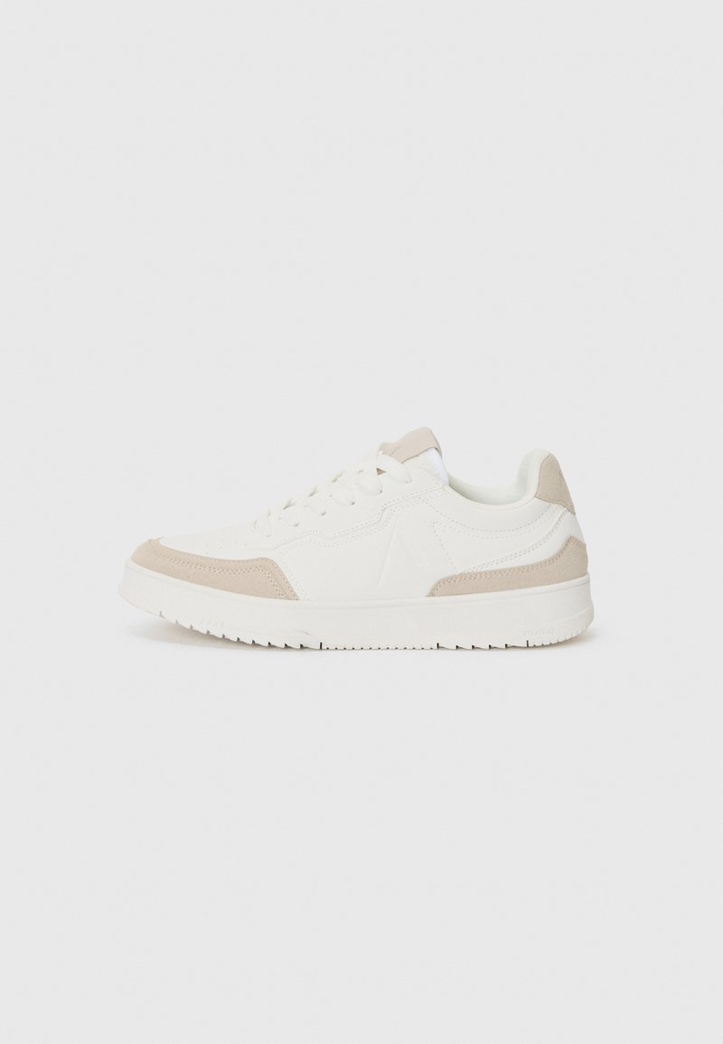 Sneaker verfügen über ein Obermaterial aus weißem Leder mit Beigefarbenen Wildlederelementen, runder Zehenpartie, Schnürdesign und einer strukturierten Gummisohle. Leicht und lässig.