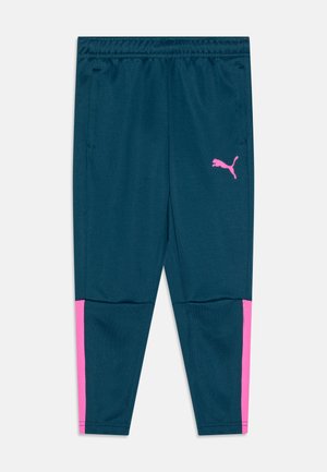 Pantalons de sport Puma en vert foncé avec des accents roses sur les côtés, offrant un panneau texturé, une taille élastique et un logo sur la cuisse gauche.