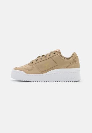 Beige lavtsiddende sneaker med snørelukning foran, tyk hvid platformsål og Adidas-logo præget på sidepanelet.