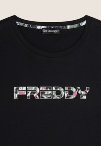 T-shirt nera con scollo rotondo e logo stampato "FREDDY" in un motivo camouflage con accentature rosa. Materiale in cotone.