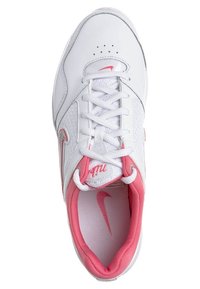Baskets blanches Nike avec des accents roses, des lacets blancs et un logo Nike rose à l'intérieur de la doublure de la chaussure, vues de dessus.