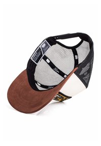 Črno-bela trucker kapa z rjavim semišim ukrivljenim šcitnikom in nastavljivim trakom, prikazuje notranjo mrežico in tkaninske oznake.