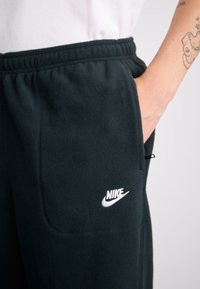 Nike Sportswear CLUB WINTERIZED PANT - Trainingsbroek - black/white