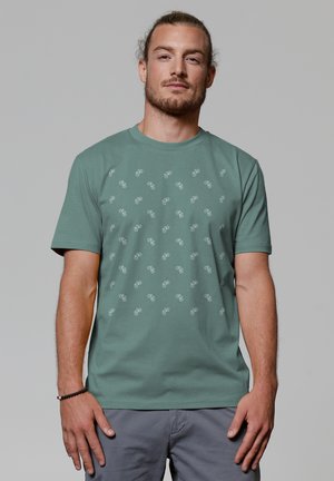Groene katoenen T-shirt met een herhalend fiets grafisch patroon in lichtgrijs. Klassieke ronde hals en korte mouwen.