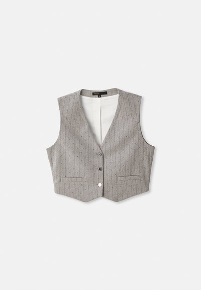Gilet grigio con righe verticali, realizzato in tessuto testurizzato. Presenta un collo a V, due tasche frontali e tre bottoni centrali.