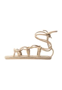 Beige sandaalit, joissa on punottu yksityiskohta ja nilkkaketjut, litteällä espadrille-tyylisellä juutalattialla ja sileällä nahkamaisella pinnalla.