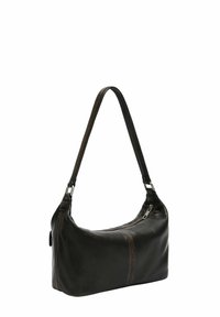 Czarna skórzana torba na ramię o zaokrąglonym kształcie, z pojedynczym paskiem, subtelnym detalem przeszycia i zamknięciem na zamek. Gładka faktura.