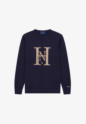 Pull en maille bleu marine avec col rond, arborant un design de logo beige. Poignets et ourlet côtelés, texture douce et style minimaliste.