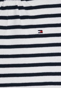 Tommy Hilfiger STRIPED TEE - Camiseta estampada - dark night navy