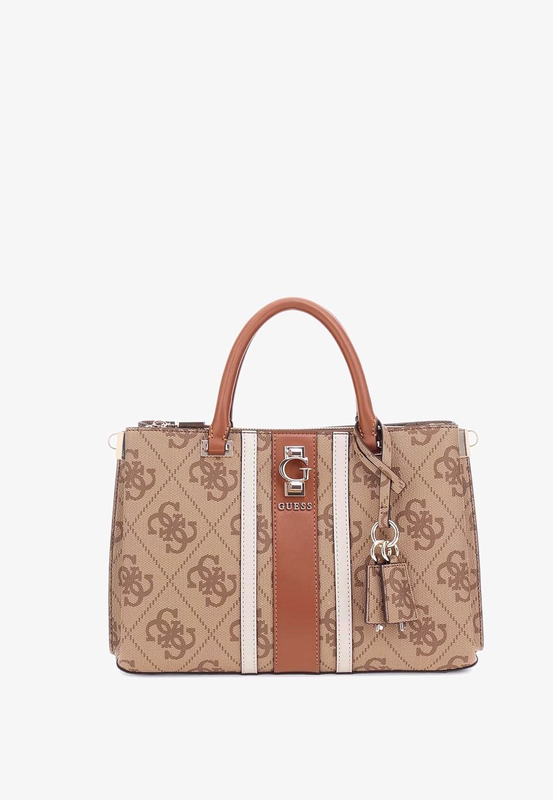 Bolso marrón con un patrón, con rayas en tonos beige y blanco. Presenta un logo plateado, asas superiores y un charm desmontable. Tejido texturizado.