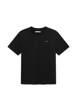 T-shirt noir à manches courtes et col rond avec un petit logo blanc "W.W." sur la poitrine gauche et une étiquette de la marque Wood Wood à l'intérieur du col.