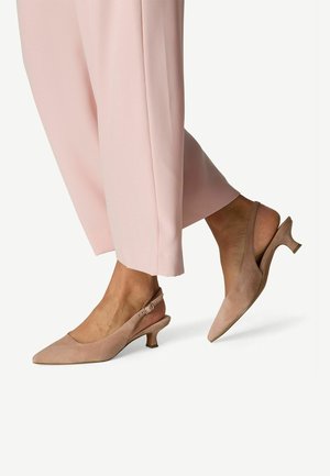 Beige Wildleder-Slingback-Schuhe mit spitz zulaufender Zehenpartie, ausgestattet mit einem kleinen, gebogenen Absatz und einer Schnallendetail am Riemen. Weiche Textur und elegantes Design.