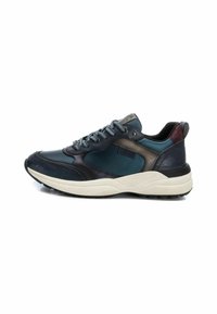 Zapatillas de color azul oscuro y verde azulado con paneles de cuero texturizado, suela beige clara, cordones azul oscuro y un acento burdeos en el talón.