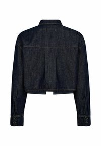 Tamna traper jakna skraćena do struka s ovratnikom, dugmadi na rukavima i naborima na leđima. Ima kontrastno šivanje i minimalistički dizajn.