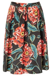 Jupe florale ornée de grandes fleurs rouges et orange sur un fond noir, avec des feuilles vertes et un design plissé à la taille.