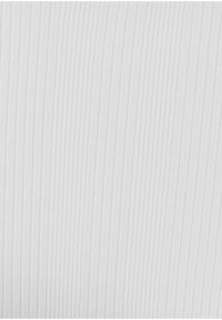 Weißer Stoff mit einer gerippten Textur, der vertikale Linien und ein dezentes Muster aufweist. Weiches und leichtes Material.