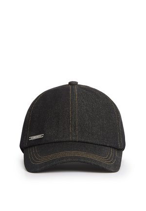 Berretto da baseball in denim nero con cuciture marroni a contrasto e una piccola targhetta metallica rettangolare sul lato del pannello frontale.