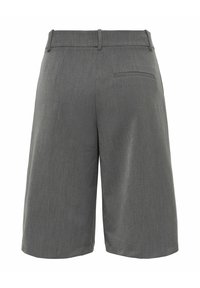 Shorts gris longueur genou avec passants pour ceinture et une poche passepoilée unique à l'arrière côté droit.