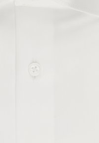 Witte overhemd met een ronde kraag en een enkele plastic knoop op de sluiting. Gladde textuur zonder zichtbare patronen.