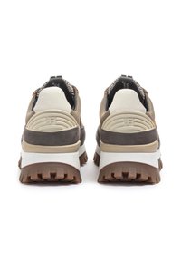 Sneakers beige e grigi con una tomaia in rete testurizzata, suola in gomma, colletto imbottito e dettagli arancioni. Caratterizzati da un battistrada spesso per una buona aderenza.