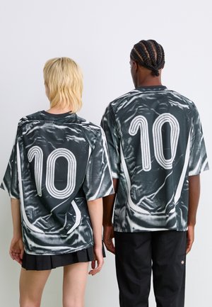 Short-sleeved, loose-fit shirt in black and grey with a tie-dye pattern. Features large white “10” on the back. Made of lightweight fabric.