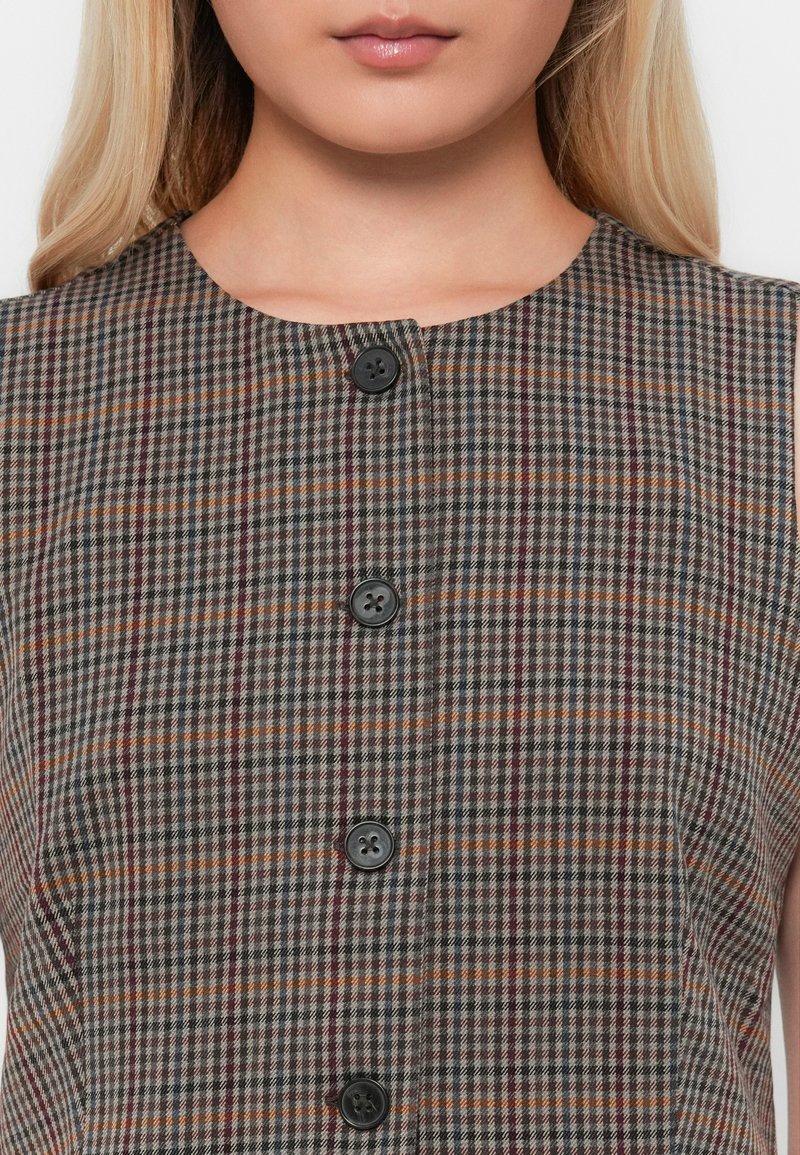 Karierter Kleid mit einem grauen, schwarzen und burgunderfarbenen Muster, mit einem runden Ausschnitt und fünf schwarzen Knöpfen auf der Vorderseite.