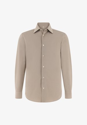 Pánská béžová košile s dlouhým rukávem, špičatým límečkem a zapínáním na knoflíky vpředu, položena na rovné ploše na bílém pozadí.
