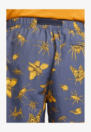 Pánské šortky z tmavě modré tkaniny s kontrastním zlatým vzorem hmyzu. Elastický pas a boční kapsa pro praktičnost.