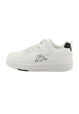 Witte Kappa sneaker met zwart logo aan de zijkant, witte veters, een klittenbandsluiting en een zwart accent op de hiel, gezien vanaf de buitenkant.