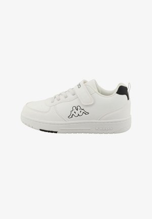 Witte Kappa sneaker met zwart logo aan de zijkant, witte veters, een klittenbandsluiting en een zwart accent op de hiel, gezien vanaf de buitenkant.