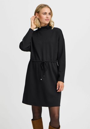Robe noire à manches longues avec un col montant, une taille à cordon de serrage et une coupe décontractée. Fabriquée en tissu doux avec une texture lisse.
