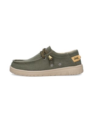 Scarpa casual slip-on in tessuto verde oliva con suola beige, lacci elastici bungee e una piccola targhetta con logo Jeep color marrone chiaro sul tallone.
