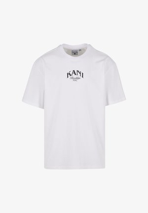 Tricou alb din bumbac, cu gât rotund, mâneci scurte și un logo negru care spune "KANI Brooklyn NYC" pe piept.