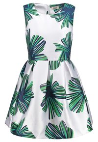 Robe blanche sans manches avec grand imprimé de feuilles tropicales vertes et bleu foncé et jupe plissée.