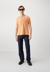 DRYKORN QUENTIN - Pamata T-krekls - orange